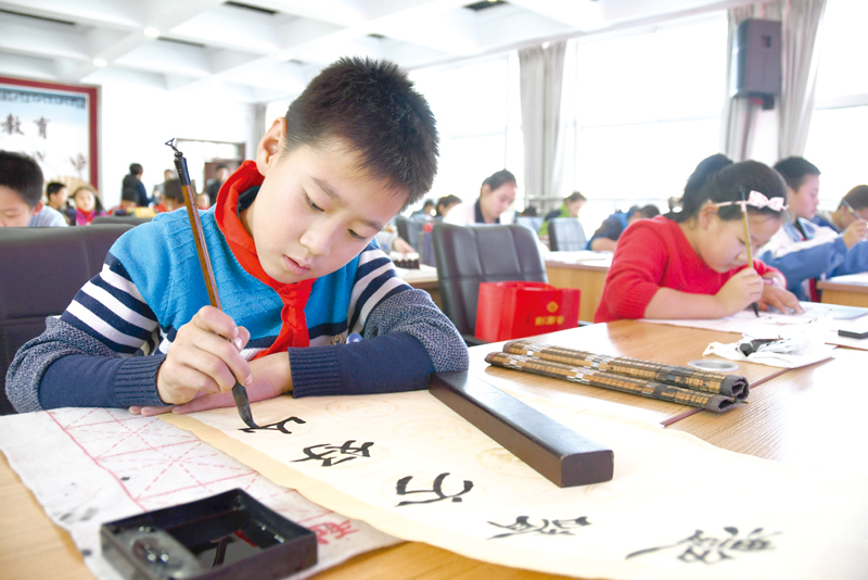 百余名中小學生現場比拼書法