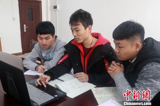 大三學生開設線上線下輔導課 幫學弟學妹鞏固知識