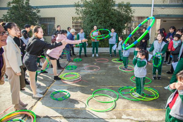一起來運動!花石鎮中心幼兒園冬季親子運動會嗨翻了