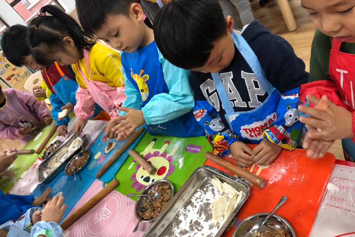 保利華庭幼兒園開展大帶小包餃子活動