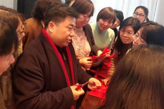 內蒙古百名高校女教師剪紙慶祝國際勞動婦女節